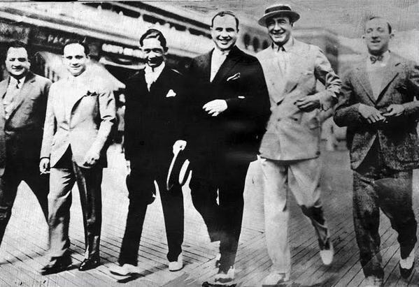 Знаменитые мафиози. Меер Лански, Аль Капоне, Ники Джонсон со своими корешами. 
