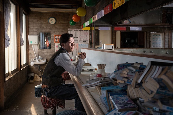 Жители Фукусимы и их фотографии на прежних местах работы. Французские фотографы Guillaume Bression и Carlos Ayesta попросили живших когда-то в Фукусиме вернуться, чтобы сделать несколько кадров.