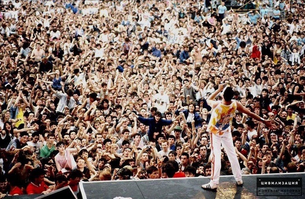 Фредди Меркьюри и 120 000 фанатов на концерте Queen.