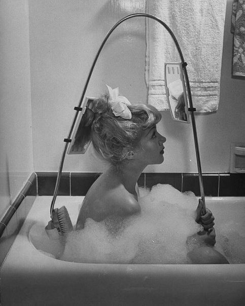 Уникальное приспособление с двумя зеркалами и щеткой для мытья спины. 1947г.