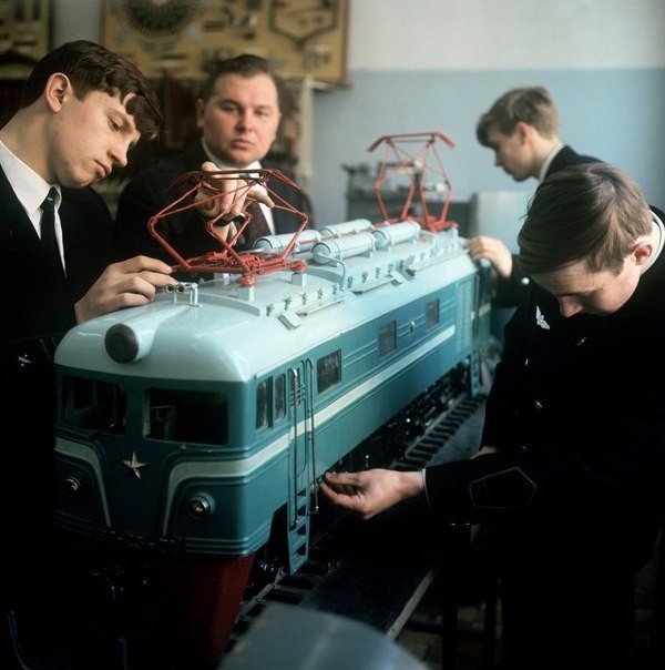 Школьники моделисты, собирают электровоз. Начало 1980-х годов.