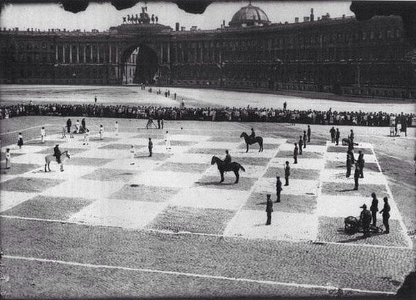 Игра в шахматы в Петрограде на Дворцовой площади. 1924г.
