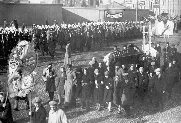 Колонна евреев из пролетариев хоронит субботу (шаббат). 7 ноября 1929г.СССРМосква