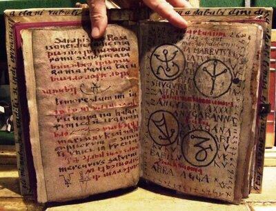 10 древних книг, открывающих тайные знания Древние книги, открывающие тайные знания.Людей издревле привлекала возможность использовать некие тайные знания, чтобы получить власть, богатство или