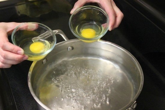 яйца бенедикт что нужно: бекон 8 ломтиковбелый уксус 1 ст. л.горячая вода 2 ст. л.лимонный сок 1 ст. л.петрушка/зеленый лук по вкусуяичные желтки 3 шт.яйца куриные 8 шт.что делать: * наполните