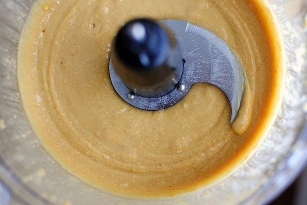 домашнее арахисовое масло-паста что нужно: арахис сырой - 250 гсахар-песок - 1 ст.лсоль - 0,5 ч.лподсолнечное масло рафинированное - 2 ст.л.что делать: * едва подсушить арахис в духовке или на