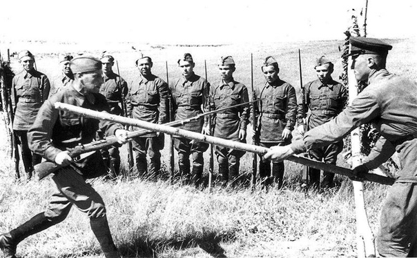 ШТЫКОВОЙ БОЙ ПОД МЕЛЬНИКАМИ 25 июня 1941 года выходящие из окружения красноармейцы перекололи штыками личный состав двух немецких батарей.В первые дни войны войска 4-й армии Западного фронта, на