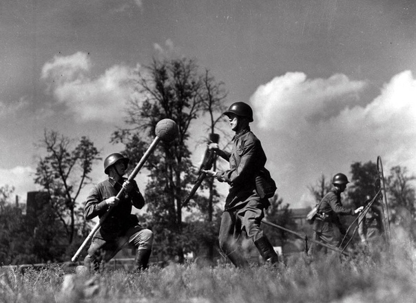 ШТЫКОВОЙ БОЙ ПОД МЕЛЬНИКАМИ 25 июня 1941 года выходящие из окружения красноармейцы перекололи штыками личный состав двух немецких батарей.В первые дни войны войска 4-й армии Западного фронта, на