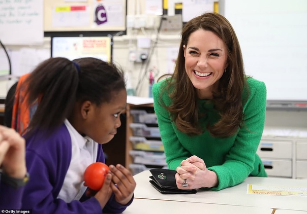 Кейт Миддлтон посетила две школы в Лондоне в рамках Недели психического здоровья детей Эта неделя в Великобритании объявлена неделей психического здоровья детей. В связи с этим 37-летняя Кейт