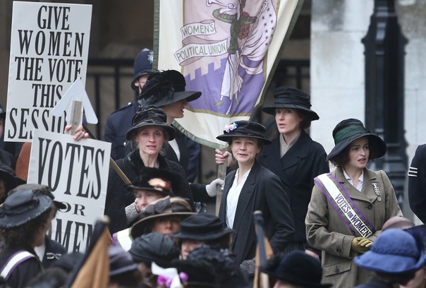 Женщины, мужайтесь: что не так с праздником 8 Марта 28 февраля 1908 года более 15 000 женщин прошли маршем через весь Нью-Йорк, требуя сокращения рабочего дня и равных c мужчинами условий оплаты