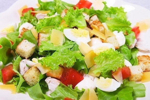 Топ-5 рецептов любимого салатика «Цезарь» 