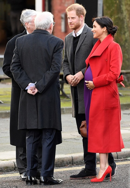 Принц Гарри и Меган Маркл приехали с визитом в Биркенхед Сегодня 37-летняя Меган Маркл и ее 34-летний супруг принц Гарри отправились с визитом в город Биркенхед. Свою поездку герцог и герцог и