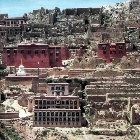 Тибетские монастыри Первые буддийские секты (школы) в Тибете возникли в XI в. Последователи самой древней из них ньинмапа (такое название она получила позднее) стремились к возрождению и