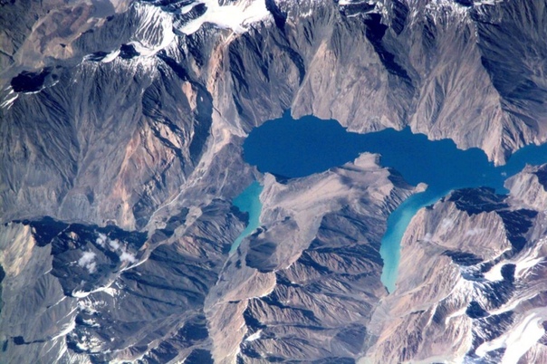Озеро, которое держит в страхе население сразу четырех стран Когда созерцаешь гладь Сарезского озера (Памир), кажется, что ему тысячи лет и оно было здесь всегда. Но это обманчивое впечатление.