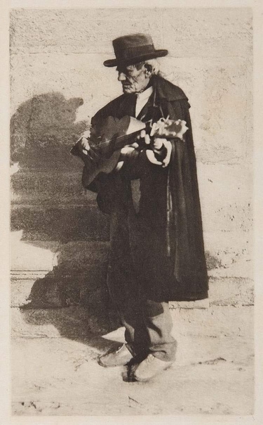Джеймс Крейг Аннан (1864), почётный член Королевского фотографического общества. Большую часть изображений он создал при помощи процесса фотогравюры.