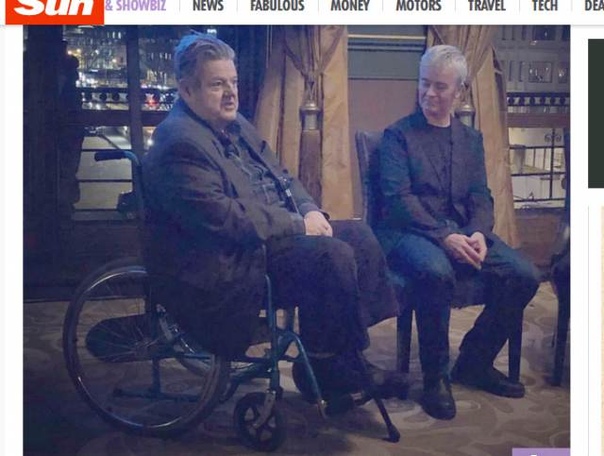 Звезда Гарри Поттера больше не может ходить Появились фотографии «Хагрида» в инвалидной коляске. Шотландский актер Робби Колтрейн, известный по роли лесника Рубеуса Хагрида в фильмах о Гарри