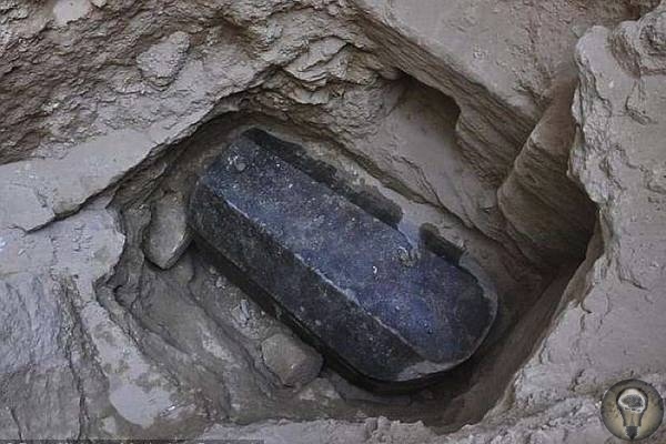 О черном саркофаге, который археологи обнаружили на территории современного Египта В наше время на территории Египта археологи обнаружили странный саркофаг, сделанный из черного гранита. После