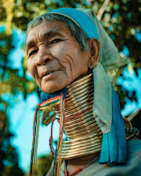 Женщины племени Падаунгов (Мьянма, Таиланд) известны по всему миру благодаря вытянутым шеям, чего достигают при помощи специальных обручей, которые надевают с самого детства. Фотограф Омар Реда