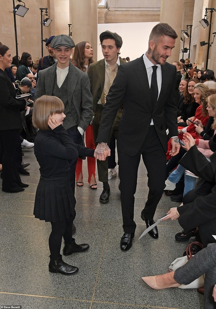 Дэвид Бекхэм с детьми поддержал Викторию на показе ее новой коллекции в Лондоне В Лондоне в самом разгаре Неделя моды. Самым ожидаемым показом третьего дня стало дефиле моделей новой