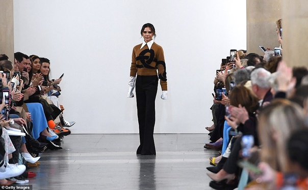 Дэвид Бекхэм с детьми поддержал Викторию на показе ее новой коллекции в Лондоне В Лондоне в самом разгаре Неделя моды. Самым ожидаемым показом третьего дня стало дефиле моделей новой