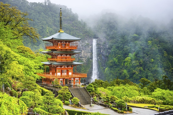 Пагода Сейгантодзи и водопад Начи-но-таки Великолепный вид на буддистскую святыню и высочайший в Японии 133-метровый