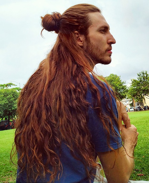 Бразилец удивляет густыми и длинными волосами как у Рапунцель.