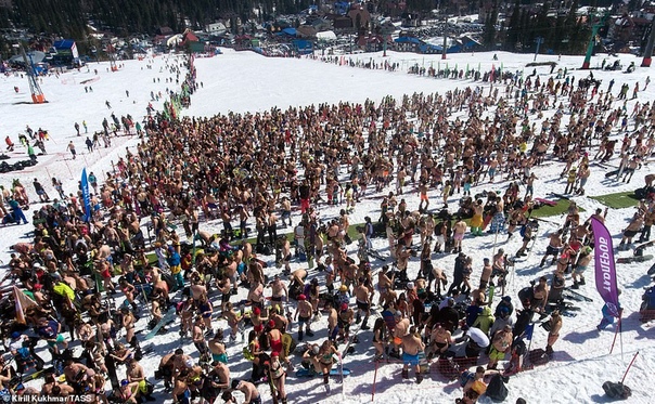 В Шерегеше установили новый рекорд по спуску с горы в купальниках В этом году с горы съехало на 200 человек большеВ Шерегеше состоялся традиционный массовый спуск в купальниках. С горы Зеленой в