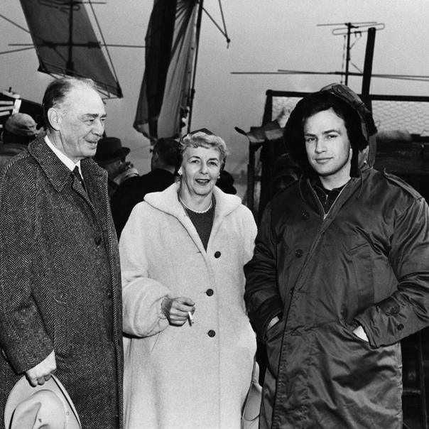 Марлон Брандо с родителями на съёмках фильма «В порту» (1954) Марлона в семье звали Бад. Не знаю, насколько серьёзно он это говорил, но... «Я принадлежу к роду потомственных ирландских