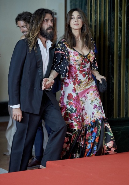 Моника Беллуччи и Николас Лефевр посетили благотворительный бал журнала Elle. Для выхода в свет Моника выбрала яркое платье с глубоким декольте и флористическим принтом от бренда Dolce &