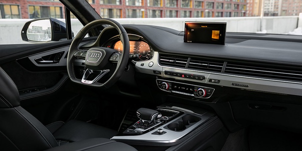 Дальние родственники. Audi Q7 против Range Rover Sport. Новые Mercedes GLE и BMW X5 щеголяют умными помощниками, необычным дизайном и мощными моторами. Но Audi Q7 и Range Rover Sport даже не