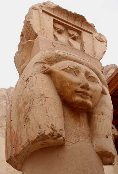 Хатшепсут - первая женщина-фараон (Правление Хатшепсут 14901468 гг. до н. э.) Тайна царицы и её архитектора. В XIV веке до н. э. Египтом правила женщина, которая подобно ассирийской Семирамиде