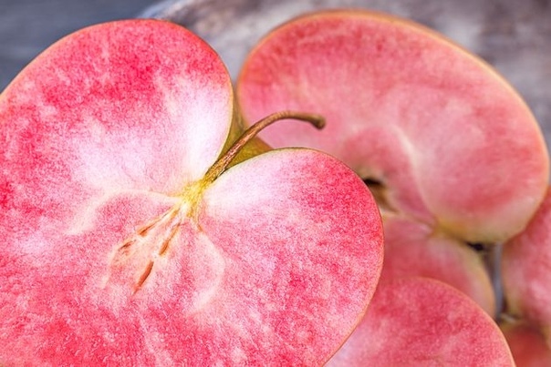 Сорта: яблочко ты мое яхонтовое В последнее время садоводы интересуются новыми необычными сортами яблони с красной мякотью. На рынке чаще всего предлагают зарубежную продукцию. Разберемся,