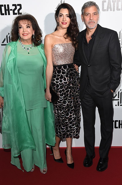 Джордж Клуни со своей женой Амаль и ее мамой Барией Аламуддин на премьере сериала Уловка-22 в Лондоне Прошлым вечером в Лондоне состоялся премьерный показ сериала «Уловка-22», где Джордж Клуни