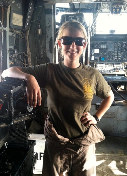 КИРСТИ ЭННИС Кирсти Эннис (irstie Ennis), пойдя по стопам своих родителей, завербовалась в US Marine Corps в 2008 году в возрасте 17 лет. Она служила бортмехаником и оператором вооружения на