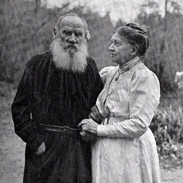 Трагедия жены Льва Толстого Уже больше ста лет прошло с тех пор, как ушел из жизни великий Лев Толстой, но его личную жизнь до сих пор горячо обсуждают. В последнее время популярна позиция: