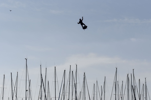 Пилот флайборда Фрэнки Сапата летит над мачтами яхт в Ле-Сабль-дОлон (Франция) Фото: Sebastien Salom-Gomis