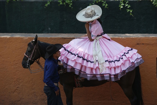 Ковбой общается с наездницей в Ранчо-дель-Чарро (Мехико, Мексика) Фото: Ginnette Riquelme