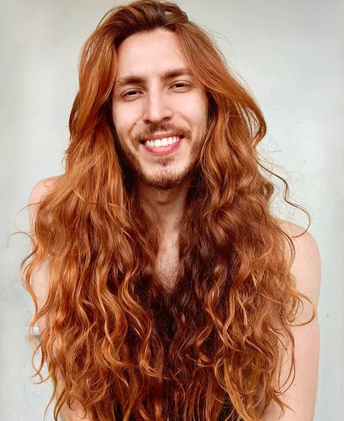 Бразилец удивляет густыми и длинными волосами как у Рапунцель. Криштиану Бага из Бразилии начал отращивать свои волосы семь лет назад без особой на то причины. «Мне просто нравятся длинные