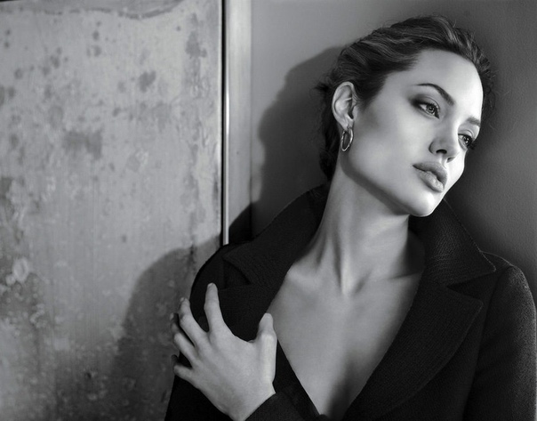 Истории из жизни Анджелины Джоли в фотографиях Ко дню рождения голливудской звезды.