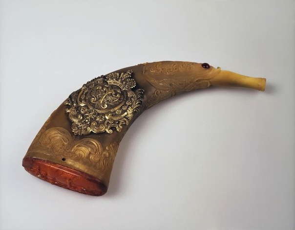 Табачный Рог первоначально был вырезан в Данциге (Германия в конце 17 века, украшение применялось в императорской