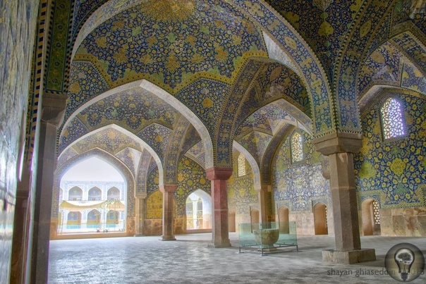 Мечеть Шейха Лотфоллы на площади Накше Джахан в Исфахане (Иран)