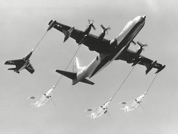 Четыре палубных истребителя Grumman F-9 «Cougar» одновременно заправляются от «летающей лодки» Convair R3Y «Tradewind» (1950 год