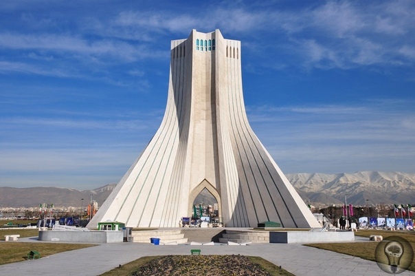 БАШНЯ АЗАДИ Башня Азади, построенная на одноименной площади в Тегеране, является самым популярным архитектурным сооружением столицы, и в переводе означает «Башня Свободы». Памятник возвели в