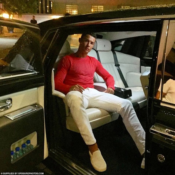 Криштиану Роналду купил самый дорогой автомобиль в мире Спорткар обошелся португальскому футболисту в 11 миллионов евро. Нападающий Ювентуса Криштиану Роналду стал обладателем Bugatti Voiture