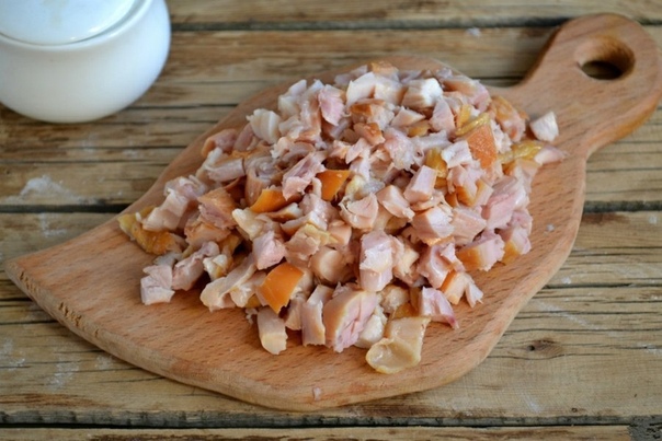 Быстрый рецептик салата с корейcкой морковкой и копченoй курицeй. 