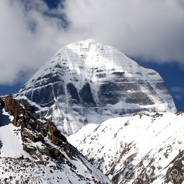 Одна из самых загадочных и аномальных гор, является «Гора Кайлас», расположенная в Тибете Лишь только сейчас некоторые ученые начали признавать эту гору пирамидой. Ее грани сориентированы четко