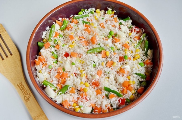 Сочные и аппетитные куриные ножки, запеченные с рисом и овощами