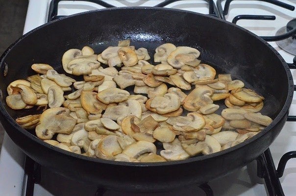 Аппетитная картошечка с грибaми в сливкaх 
